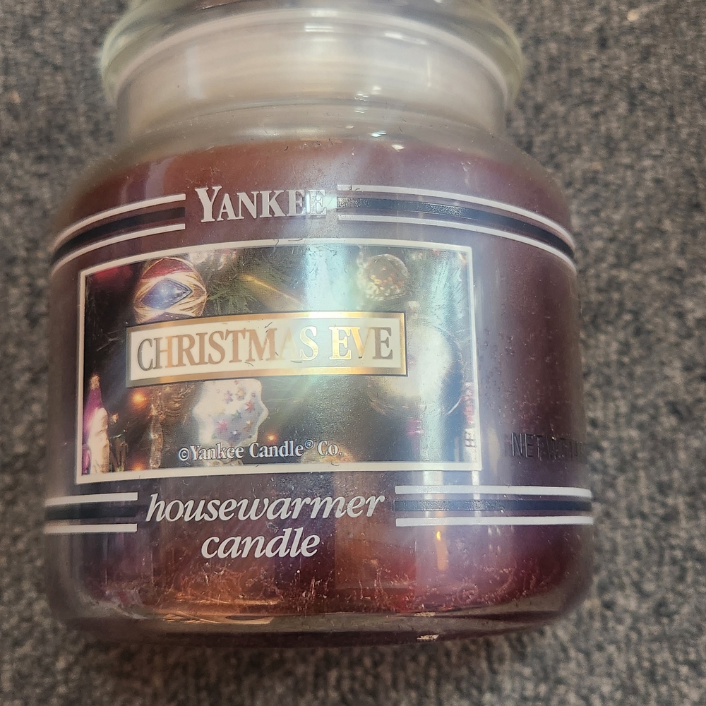 Yankee Candle Christmas Eve Housewarmer in Deep Red